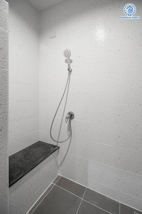 บ้านมือสองตกแต่งใหม่ แบรนด์ Property Perfect ม.เพอร์เฟคพาร์ค วัดพระนอน เนื้อที่ 35.7 ตร.ว. บ้านแฝดฟังก์ชันระดับบ้านเดี่ยว! 3 ห้องนอน 2 ห้องน้ำ 1 ที่จอดรถ Private Zone พร้อม Facilities ครบครัน บนทำเลเชื่อมต่อถนนกาญจนาฯ ใกล้ทางด่วน ศรีรัช-วงแหวนฯ เซ็นทรัลเวสต์เกต และรถไฟฟ้าสายสีม่วง "สถานีตลาดบางใหญ่"